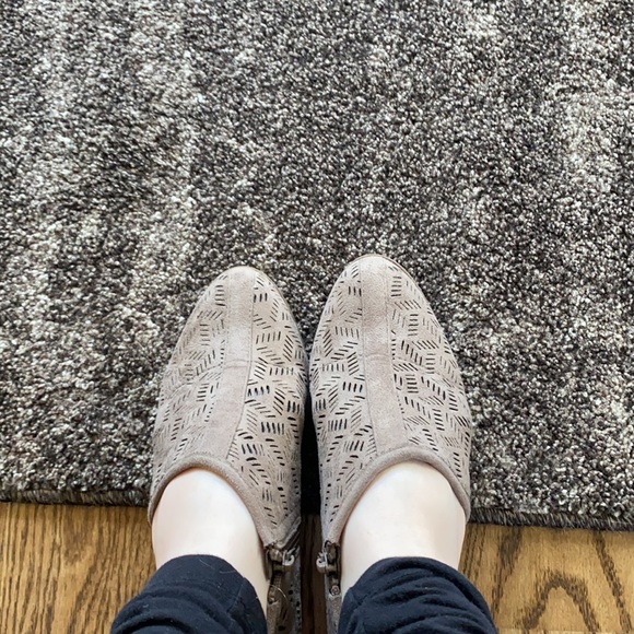 Booties Size 7 like new - Picture 3 of 3